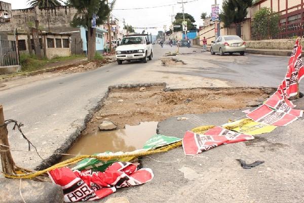 La lluvia causa  que las  zanjas que fueron rellenadas con tierra se hagan más grandes   y osbtruyan el paso de vehículos en la 1a calle final, entre las zonas 3 y 4 de Chimaltenango.