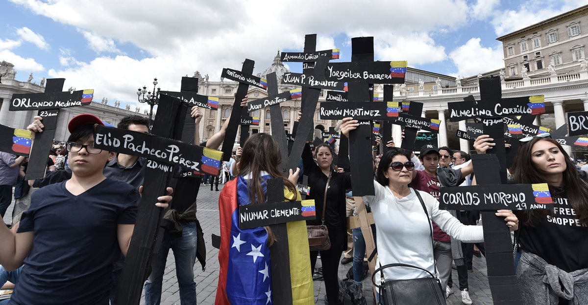 Marchan con los nombre de los caídos durante mes y medio de protestas. (Foto Prensa Libre: AFP)