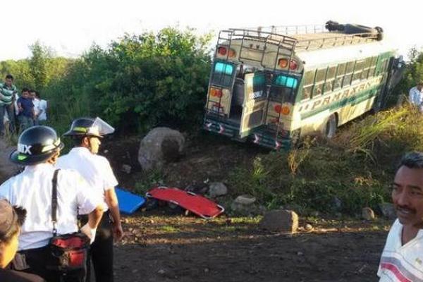 Autobús accidentado en el kilómetro 86 de la ruta al Pacífico, en Santa Lucía Cotzumalguapa. (Foto Prensa Libre: Departamento de Tránsito PNC) <br _mce_bogus="1"/>