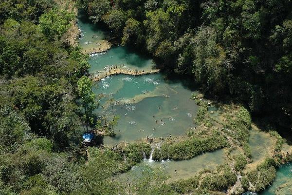 El Balneario natural Semuc Champey,  en  Lanquín, Alta Verapaz, es uno de los atractivos de este departamento.