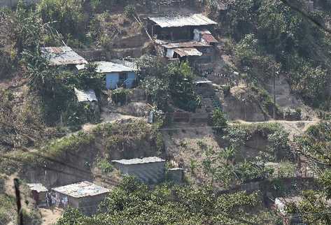 En la colonia La Chácara, zona 5,   decenas de viviendas se encuentran   a la orilla de un barranco, en donde en años anteriores  han ocurrido deslaves.