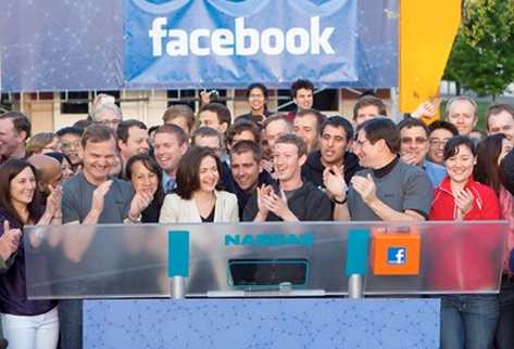 En medio de una multitud, el fundador de Facebook, Mark Zuckerberg, aplaude luego de haber tocado desde Menlo Park, la campana de Nasdaq, el día en la red social entró a cotizar en bolsa. (Foto Prensa Libre. AFP)