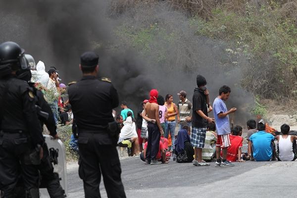 Policías dispersan a los manifestantes en Sanarate, El Progreso. (Foto Prensa Libre: Carlos Sebastián)<br _mce_bogus="1"/>