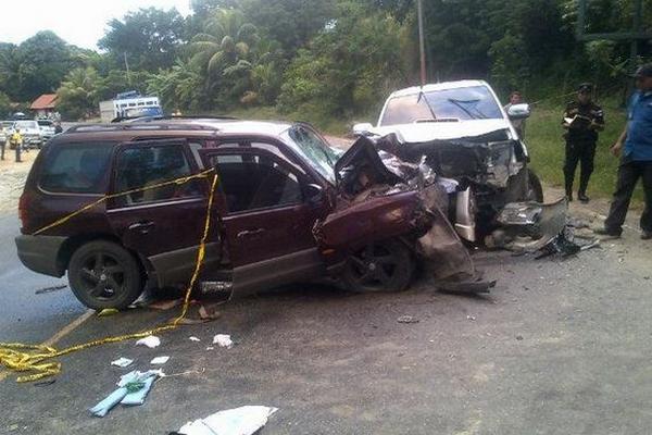 Los dos vehículos involucrados en el choque del km 172 de la ruta al Atlántico. (Foto Prensa Libre: Jorge Vargas)<br _mce_bogus="1"/>