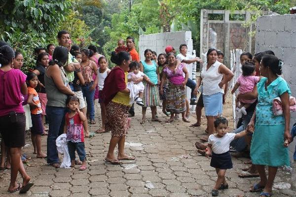 Personas impiden  ingreso  a la escuela del cantón La Cuchilla.