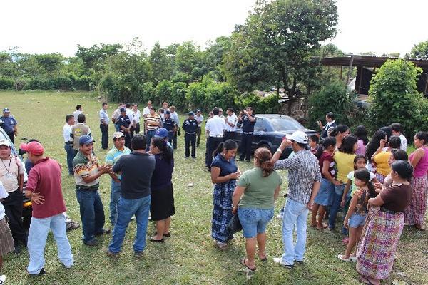 Vecinos  asisten  al acto del inicio de la    construcción.