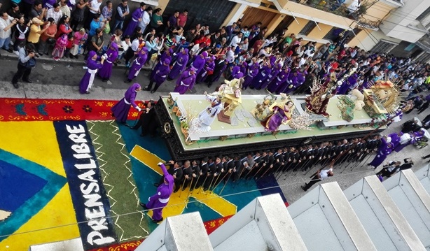 Empleados de Prensa Libre llevan en hombros a Jesús de las Tres Gracias, frente al edificio del periódico. (Foto Prensa Libre: Antonio Jiménez)