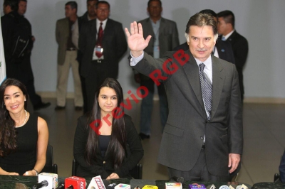 Evelyn Morataya,  ex esposa, y Gabriela, su hija, acompañaron a Alfonso Portillo durante la conferencia. (Foto Prensa Libre: Esbin García)