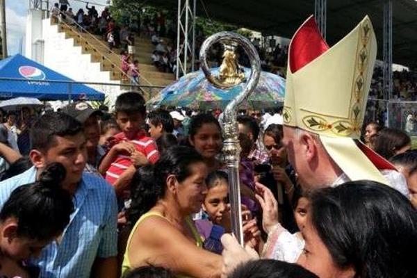 Monseñor Nicolás Thevenin, nuncio apostólico, bendice a los feligreses en Taxisco. (Foto Prensa Libre:Colaboración)