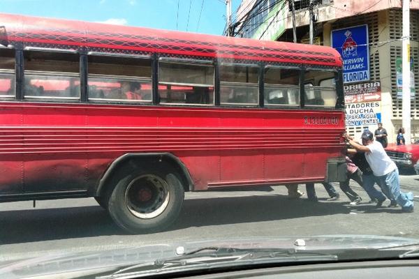 Un autobús tuvo desperfectos a mitad de la calle, en la calzada San Juan, cerca de La Florida. Los usuarios tuvieron que empujar la unidad.