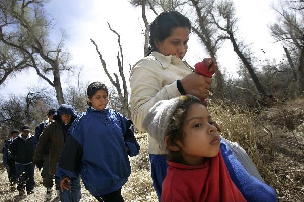 Algunos niños  viajan con familiares, y muchos    lo hacen solos, con coyotes que cobran Q40 mil.