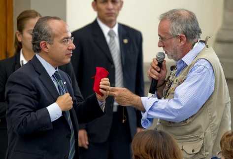 El escritor mexicano Javier Sicilia, durante su encuentro con el presidente de México, Felipe Calderón. (AFP).