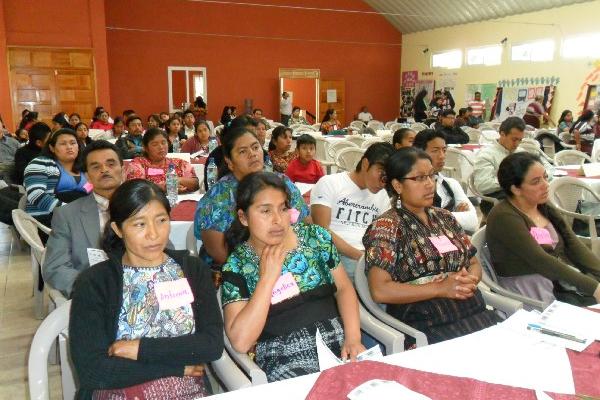 Parte del grupo de líderes comunitarios, durante el cierre del diplomado,  en Sololá.