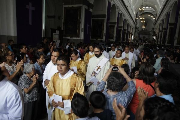 Cerca  de 500 sacerdotes abandonan la Catedral Metropolitana al finalizar la misa crismal, donde renovaron los compromisos eclesiales que asumieron cuando fueron ordenados.