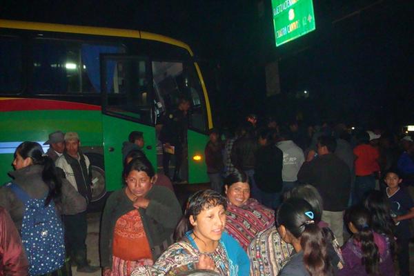 Curiosos permanecen junto al autobús en el que murió baleado Matías Carillo, en la ruta Interamericana, Chichicastenango. (Foto Prensa Libre: Ángel Julajuj) 