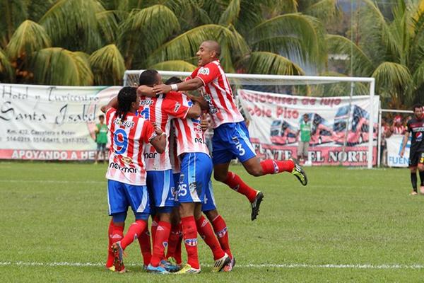 La celebración de los locales al momento del primer gol del partido. (Foto Prensa Libre: Óscar Felipe)