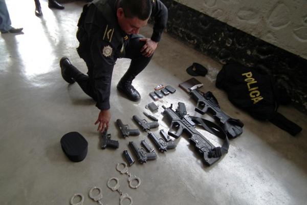 Armas de agentes retenidos fueron devueltas por la población. (Foto Prensa Libre: Alex Coyoy)