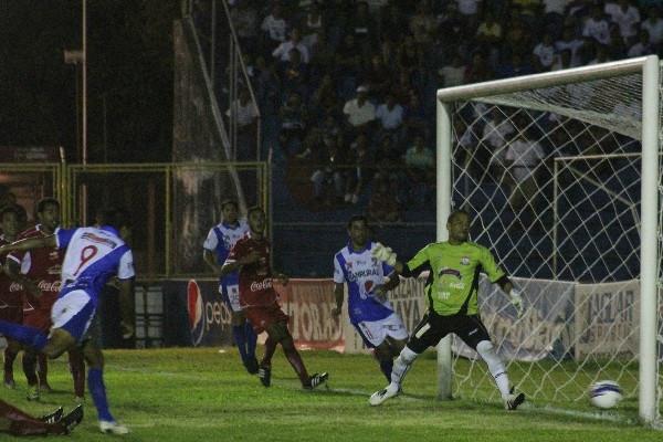 El portero Jorge Estrada ve como el balón va al fondo de la portería para la anotación venada de Angelo Padilla (9). (Foto Prensa Libre: Danilo López)