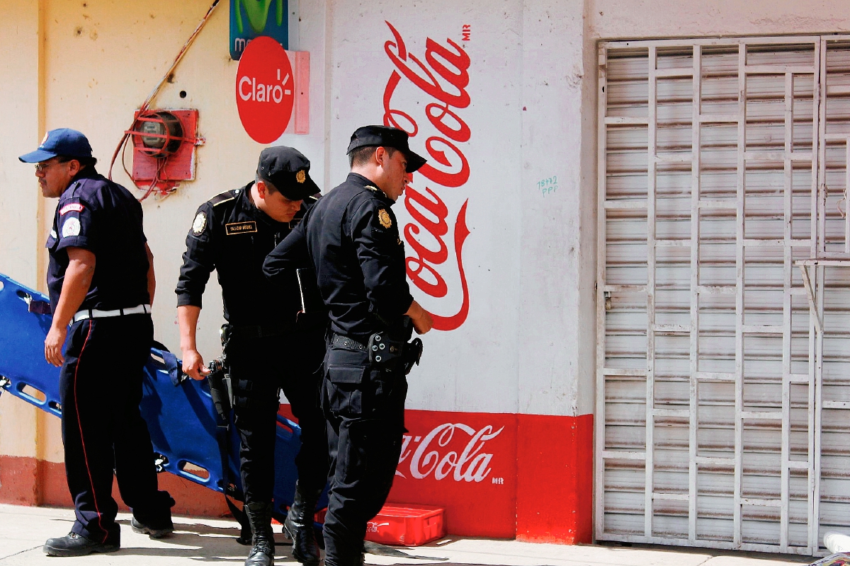 Agentes de la PNC  observan el cadáver del hombre que murió baleado en El Tejar, Chimaltenango. (Foto Prensa Libre: Víctor Chamalé)