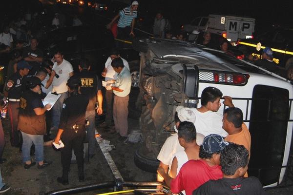 El vuelco de un microbús dejó una persona fallecida y siete heridos en Tecún Umán, San Marcos. (Foto Prensa Libre: Alexander Coyoy)