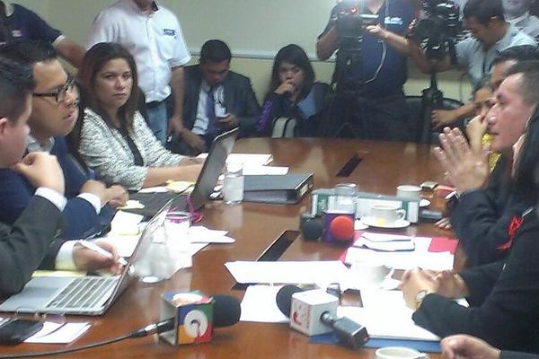 Subsecretario de Comunicación, Oscar Ismatul, responde cuestionamientos de Líder. (Foto Prensa Libre: Jessica Gramajo)