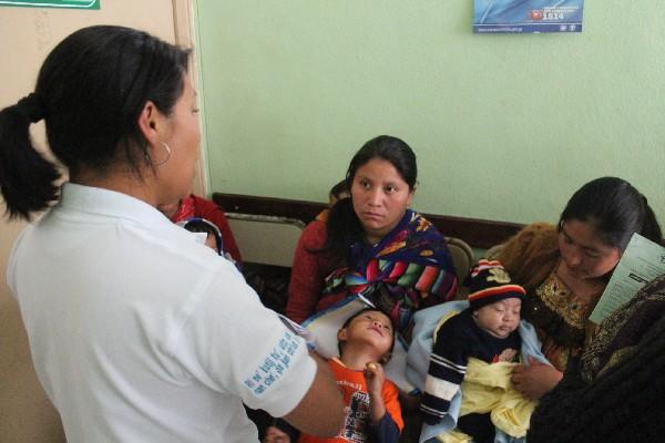 Mamás con sus hijos en el   hospital de Toto.