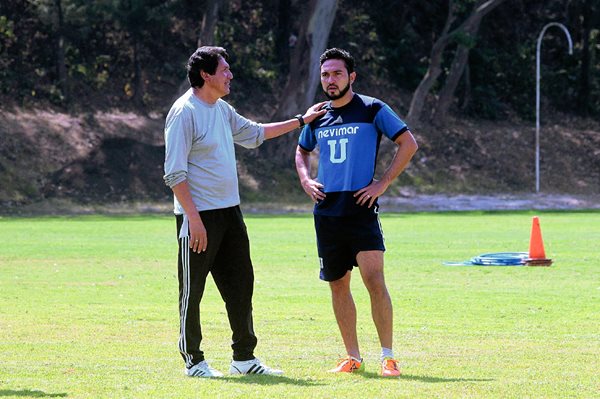 Francisco Melgar durante la práctica de esta mañana con el delantero mexicano Kamiani Félix (Foto Prensa Libre: Marcela Morales)