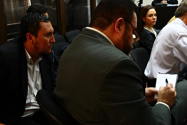 El exdirector del Sistema Penitenciario Edgar Camargo -de espaldas- junto a Carlos Cermeño y Alejandra Reyes, durante la audiencia de primera declaración (Foto Prensa Libre: Estuardo Paredes)<br _mce_bogus="1"/>