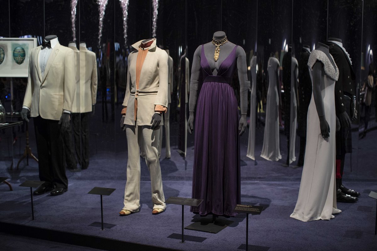 Vestuario usado en la película de James Bond se exhibe en México. (Foto Prensa Libre AP)