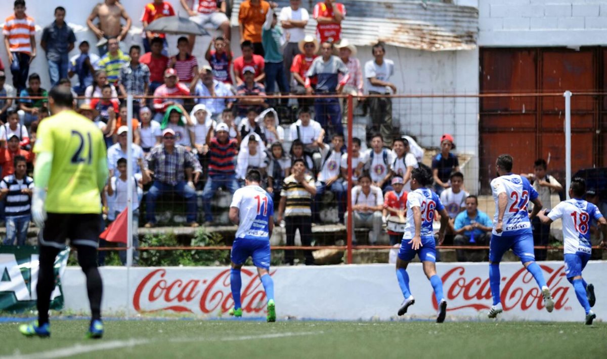 Los jugadores de Suchitepéquez corren a felicitar a Omar Zalazar luego de anotar el 1-0 sobre Malacateco a los 10 minutos. (Foto Prensa Libre: Francisco Sánchez)