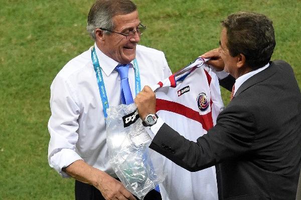 Jorge Luis Pinto obsequia una camisola de Costa Rica al entrenador de Uruguay Oscar Tabarez. (Foto Prensa Libre: AFP)