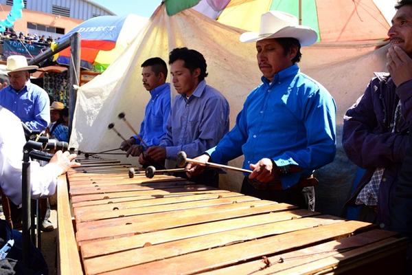 Un grupo de adultos interpreta una melodía en el festival de marimbas en Santa Eulalia. (Foto Prensa Libre: Mike Castillo) <br _mce_bogus="1"/>