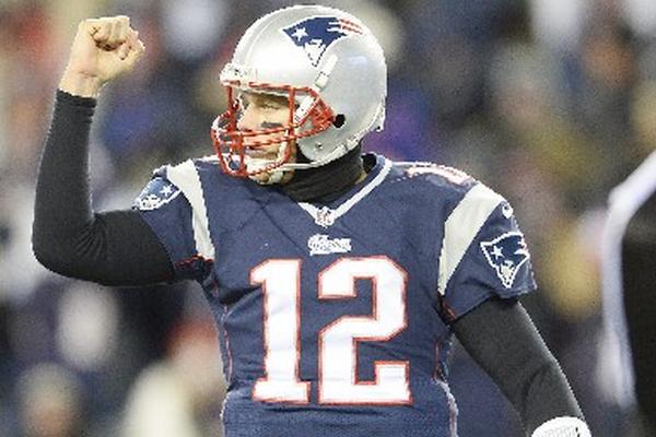 Tom Brady, de los Patriots de Nueva Inglaterra, superó a Peyton Manning, de los Broncos de Denver. (Foto Prensa Libre: EFE)