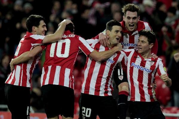 Los jugadores del Athletic de Bilbao felicitan a De Marcos (2-i) tras marcar el segundo gol ante el Valladolid. (Foto Prensa Libre: EFE)