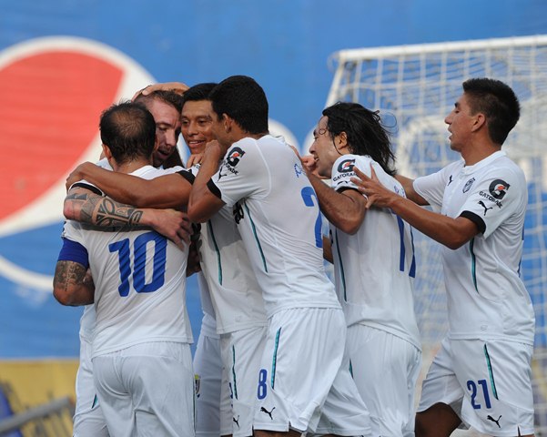 Emiliano López festeja junto a sus compañeros después de anotar ante Mictlán. (Foto Prensa Libre: Óscar Felipe Q.)