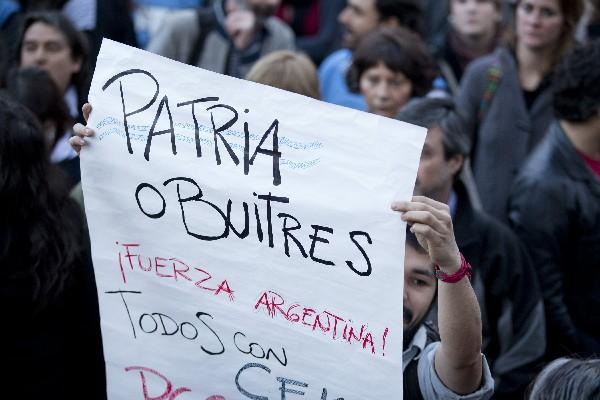 Activistas mostraron su apoyo al Gobierno, ayer, en Buenos Aires, con  pancartas en las que se leía: "¡Patria o buitres, esfuérzate  Argentina". (Foto Prensa Libre: AP)