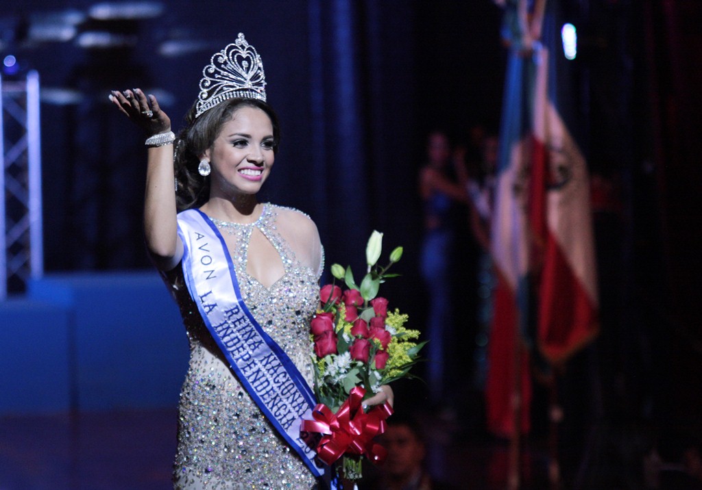 Rosa Angélica Barrera fue electa como Reina Nacional de las Fiestas de Independencia, en Quetzaltenango. (Foto Prensa Libre: Carlos Ventura)