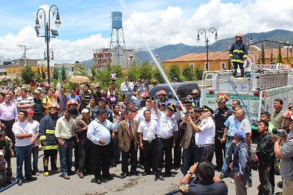 Bomberos prueban manguera, parte del equipo donado.