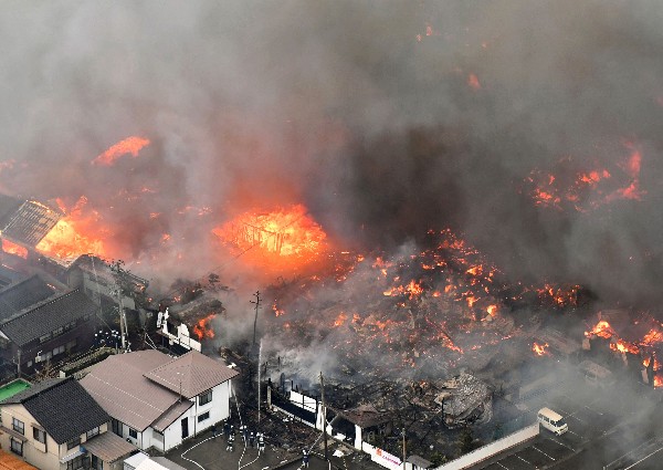 Un incendio afectó a por lo menos 140 casas en Itoigawa, Japón. (Foto Prensa Libre: AP)