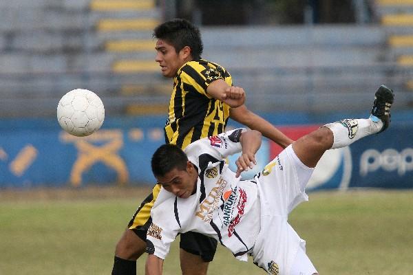 Vicent Morales, de Aurora, domina el balón. (Foto Prensa Libre: Jesús Cuque)