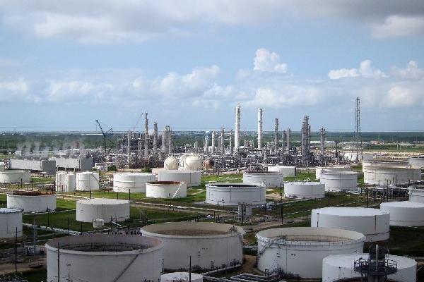 Vista de la planta del grupo energético francés Total el cual anunció un importante recorte de sus gastos e inversiones este año debido a la caída de sus resultados influenciado por la baja del precio del petróleo. (Foto, Prensa Libre, AFP).