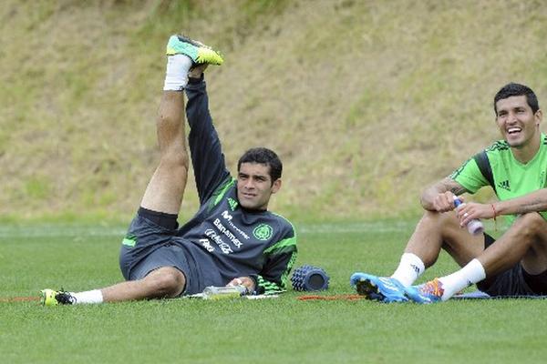 Rafa Márquez —izquierda — es el gran referente en la selección mexicana, quien jugará contra Nueva Zelanda. (Foto Prensa Libre: AP)