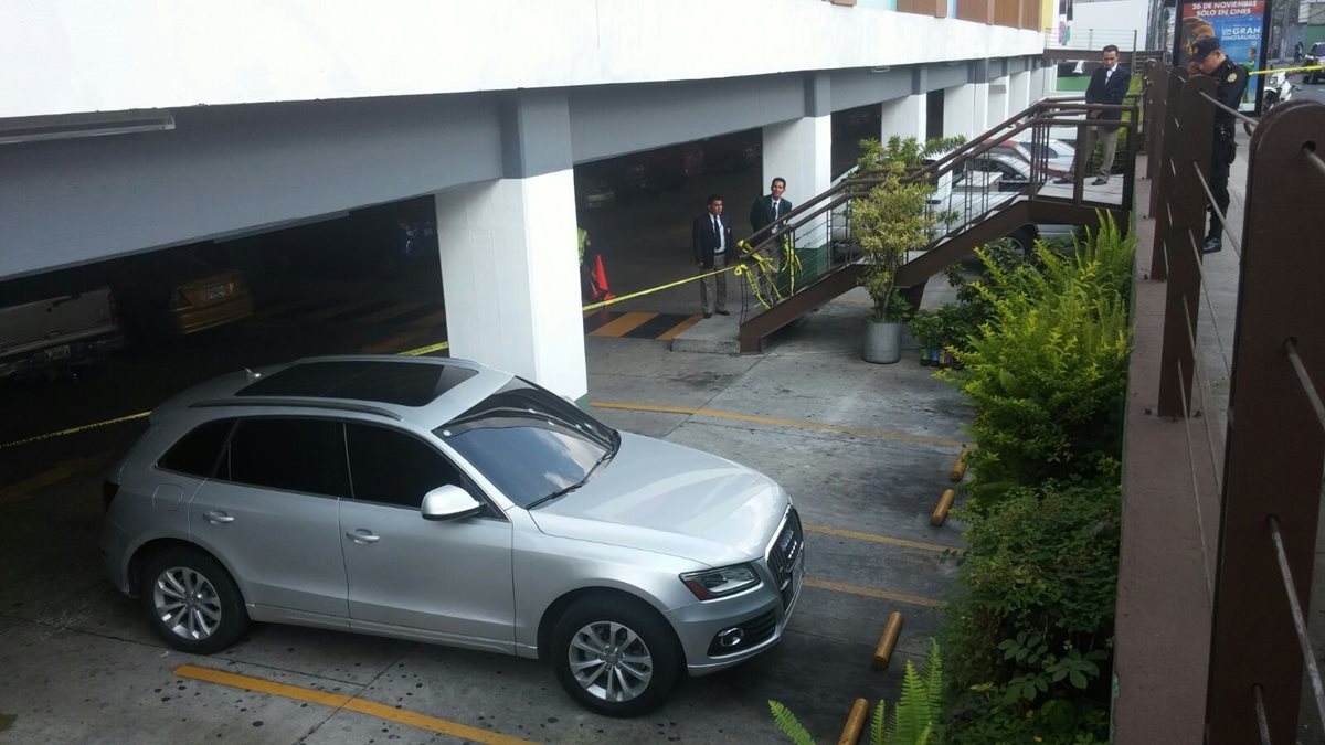 El vehículo donde se conducía un colombiano fue atacado en el sótano de Plaza Cemaco en la zona 10. (Foto Prensa Libre)