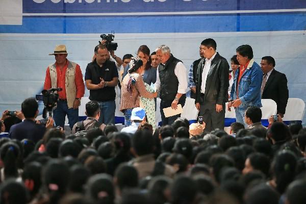 Otto Pérez Molina y Roxana Baldetti entregan el bono seguro en Chimaltenango.