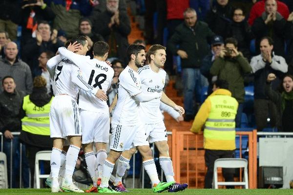 Los merengues celebran la única anotación que llegó por intermedio de Jesé Rodríguez. (Foto Prensa Libre: EFE)