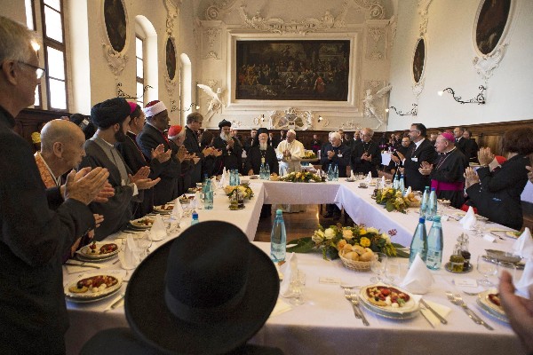 El Papa(c-atrás) saluda a los participantes en en la Jornada Mundial de Oración por la Paz.(Foto Prensa Libre: EFE)