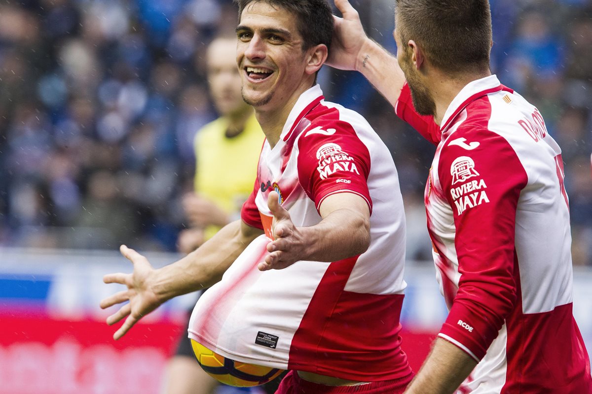 El jugador del Espanyol Gerard celebra su gol frente al Deportivo Alavés. (Foto Prensa Libre: EFE)