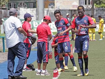 El trinitario Jerrel Britto (d) es uno de los jugadores dados de baja por Malacateco. (Foto Prensa Libre: Alexánder Coyoy)