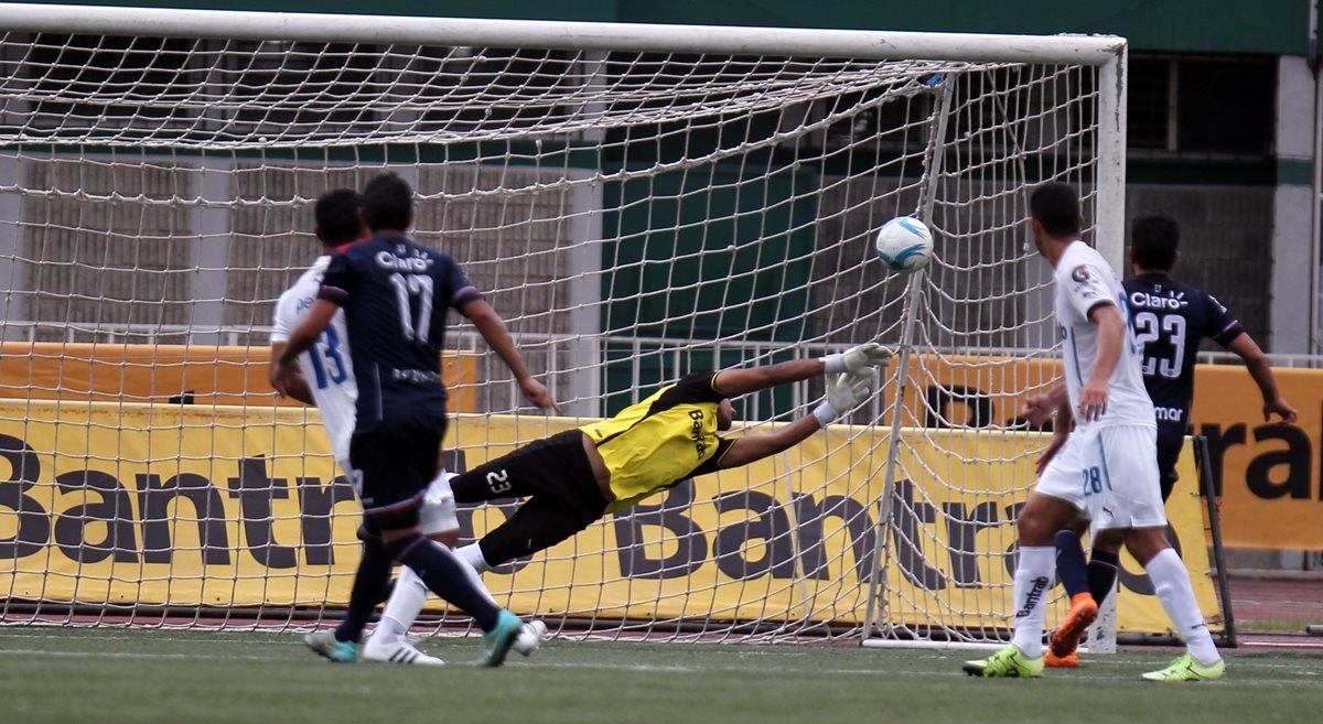 Mynor Padilla encaja uno de los goles de la Universidad de San Carlos. (Foto Prensa Libre: Carlos Vicente)