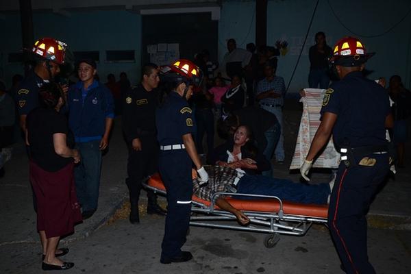 Familiares lloran la muerte del guardaespaldas del alcalde electo de San José, Acatempa, Jutiapa. (Foto Prensa Libre: Oswaldo Cardona)<br _mce_bogus="1"/>